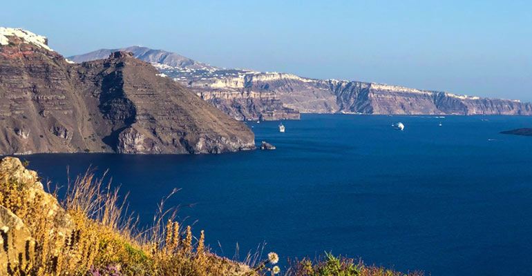 Hike between Oia and Thera